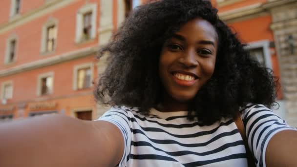 Африканская женщина в полосатой рубашке — стоковое видео