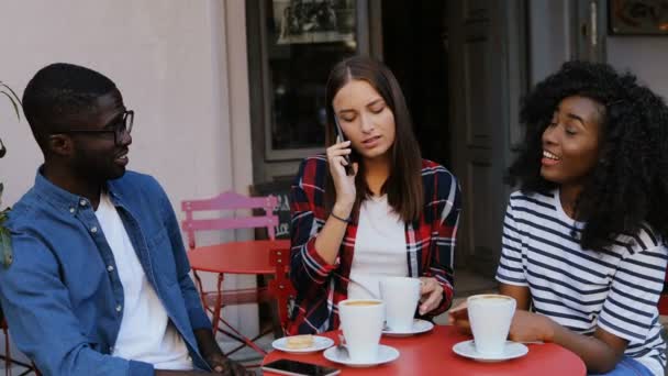 Freunde treffen sich im Outdoor-Café — Stockvideo