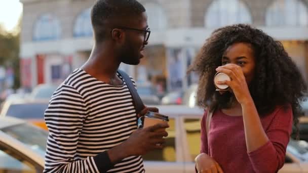 Afrikanska par med kaffe — Stockvideo