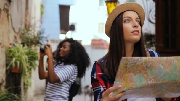 Женщины путешествуют вместе с картой — стоковое видео