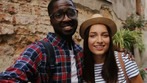 Jovem casal na rua da cidade — Vídeo de Stock