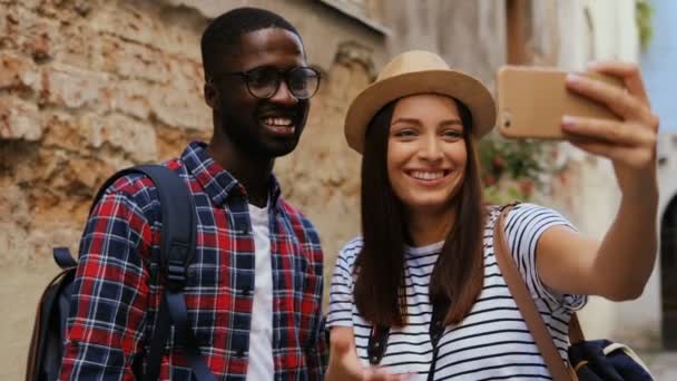 Jovem casal tirar foto — Vídeo de Stock