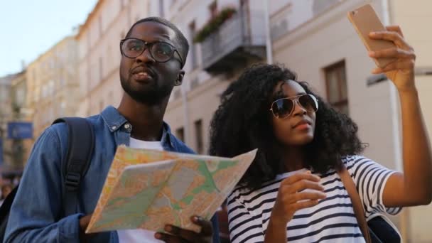 Африканская пара держит карту — стоковое видео