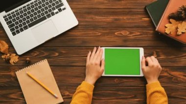 Dokunarak, swiping, dizüstü bilgisayar ve dizüstü bilgisayarlar ile woosen tabloda yeşil ekran ile beyaz tablet cihaz üzerinde yakınlaştırma kadın. Eğitim, internet'te sörf. Chroma anahtar. Üstten Görünüm