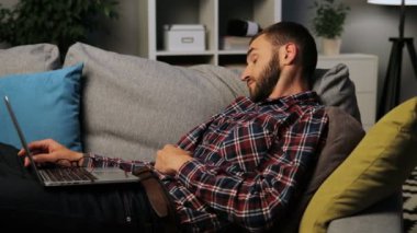 Kısa bir şekerleme gözlerini açar ve gözlükleri koymak sonra çekici bir genç adam onun kucakta ile bir dizüstü bilgisayar kanepede uyuyor. Kapalı atış.