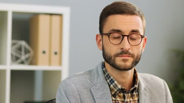 Hombre atractivo en gafas — Vídeo de stock