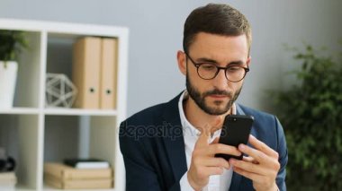 Gözlüklü beyaz iş adamı