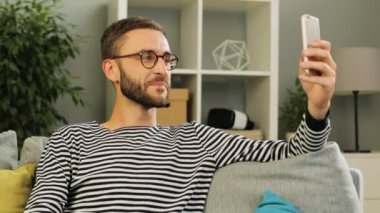 adam cep telefonu kullanarak gözlük 