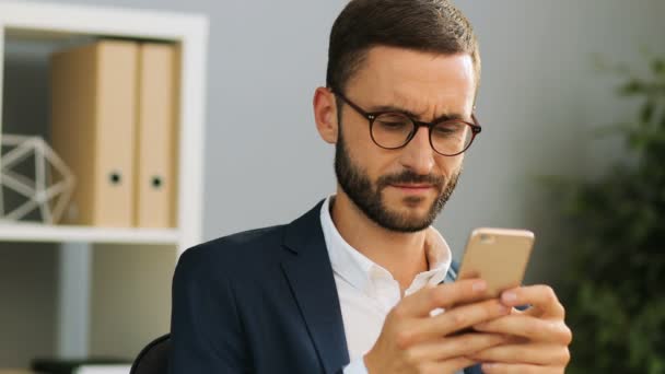 Joven empresario en el cargo — Vídeos de Stock