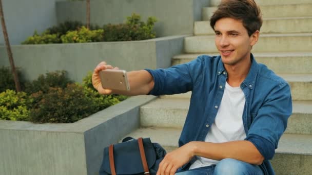 Man holding phone to take selfie. — Stock Video