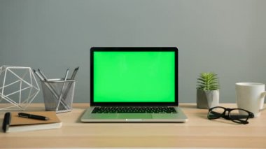 Yeşil ekranlı dizüstü bilgisayar