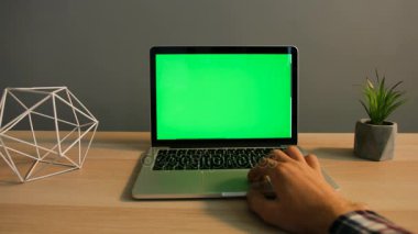 adam el üstünde laptop kaydırma 