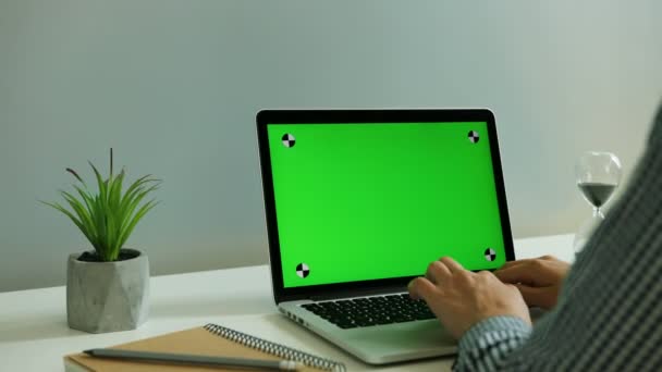 Kvinna händer att skriva i den bärbara datorn — Stockvideo