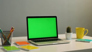 Yeşil ekranlı dizüstü bilgisayar