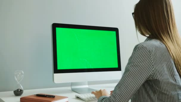 Frau arbeitet am Computer — Stockvideo