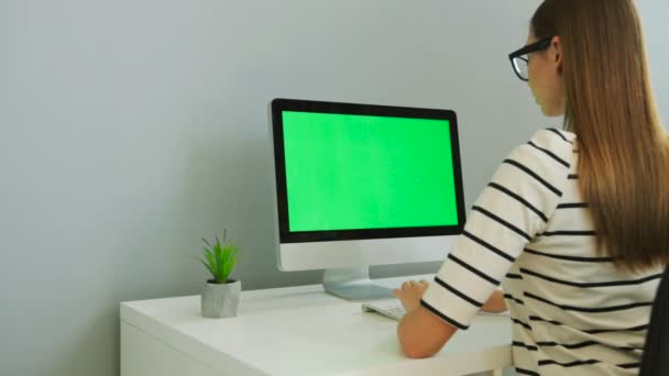 Business woman working on computer — Stock Video