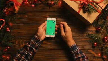 Akıllı telefon kullanan adam 