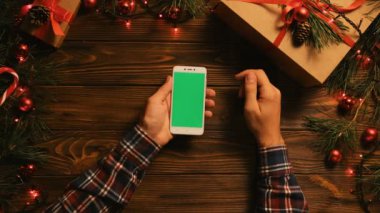 Beyaz smartphone kullanan adam