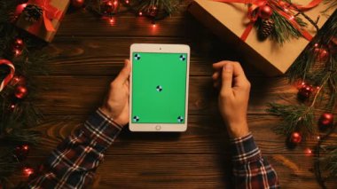 Tablet aygıtı kullanan adam 