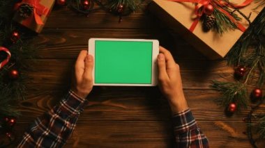 Erkek el tablet bilgisayar kaydırma