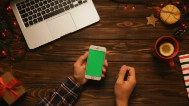 Erkek eller akıllı telefonu tutuyor.