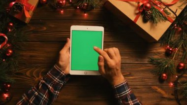 Adam beyaz holding tablet 