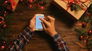 Akıllı telefon kullanan adam