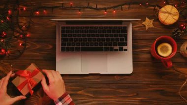 Dizüstü bilgisayar kullanan kadın