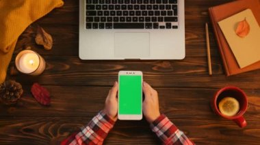 Beyaz smartphone tutan eller kadın