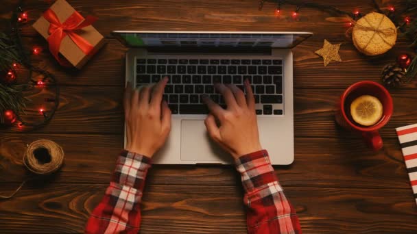 Mulher digitando no teclado do laptop . — Vídeo de Stock