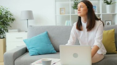 Dizüstü bilgisayar kullanan esmer kadın