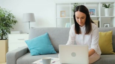 Dizüstü bilgisayar kullanan esmer kadın