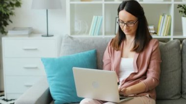 Dizüstü bilgisayar kullanan esmer kadın