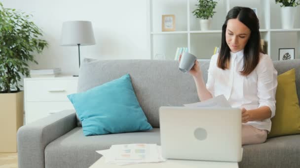 Morena mujer usando portátil — Vídeo de stock