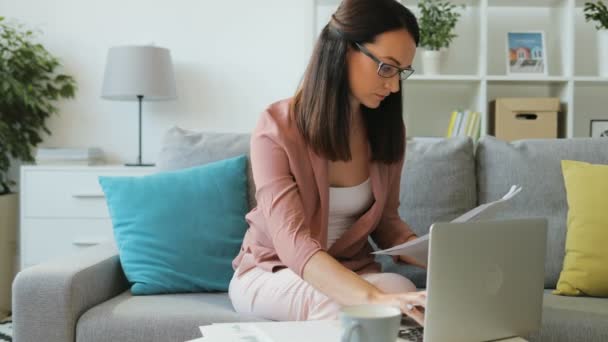 Brunetta donna utilizzando il computer portatile — Video Stock