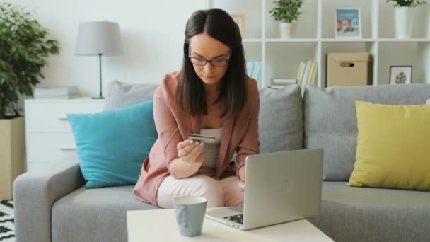 Mulher morena usando laptop — Vídeo de Stock