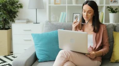 Dizüstü bilgisayar kullanan esmer kadın