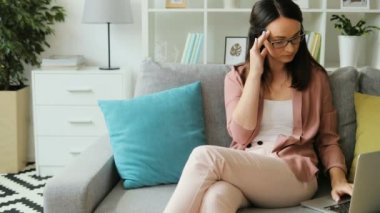 Dizüstü bilgisayar kullanan esmer kadın