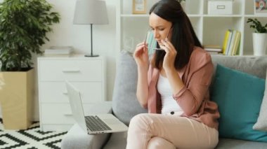 Dizüstü bilgisayar kullanan esmer kadın