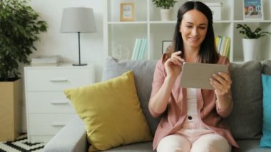esmer kadın dijital tablet kullanma