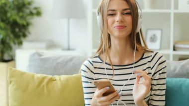 Müzik dinleyen kadın