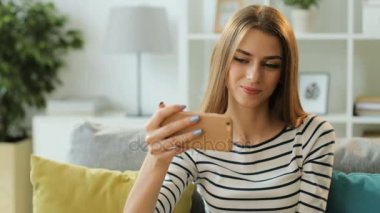 Cep telefonu kullanan kadın