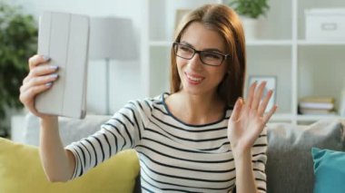 dijital tablet kullanan kadın