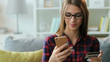telefon kullanan büyüleyici kadın 