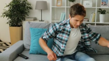 pop corn ile genç adam