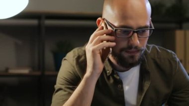adam telefon kullanarak gözlük
