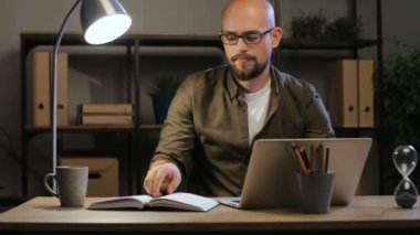 Kel kafalı adam gözlük 