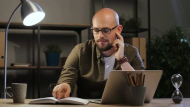 Kel kafalı adam gözlük 