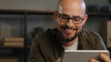 adam gözlüklü dijital tablet kullanma