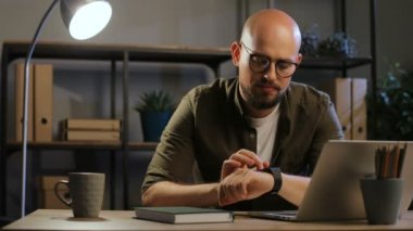 Kel kafalı adam iş dizüstü bilgisayar ile